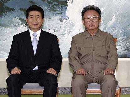 Roh Moo-hyun (izquierda) y Kim Jong-il, ayer en Pyongyang.