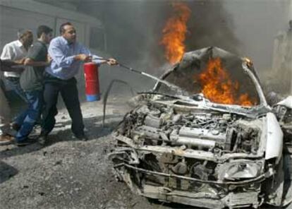 La multitud en Gaza trata de apagar el fuego en el coche alcanzado por los misiles israelíes.