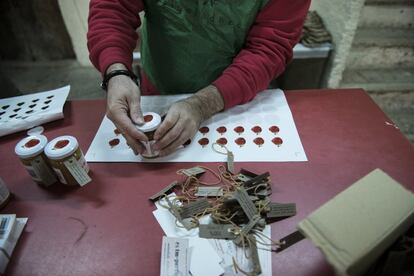 Espigoladors es la primera organización española que propone un modelo de lucha integral contra el despilfarro incluyendo desde el proceso de recolección de excedentes directamente en campos, la donación a entidades sociales, la transformación de los productos crudos en mermeladas y salsas, hasta la comercialización de estos bajo la propia marca Es Im-perfect.