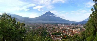 Vista de La Antigua desde el Cerro de la Cruz. Al fondo, el Volcán del Agua.