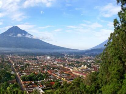 Vista de La Antigua desde el Cerro de la Cruz. Al fondo, el Volcán del Agua.