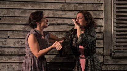 Montse Esteve y Clara Segura, en una escena de 'La rosa tatuada'.