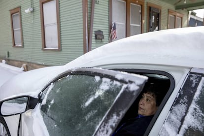 María Pineda se refugia del frío en su automóvil en el este de Austin, en una imagen del 16 de febrero.