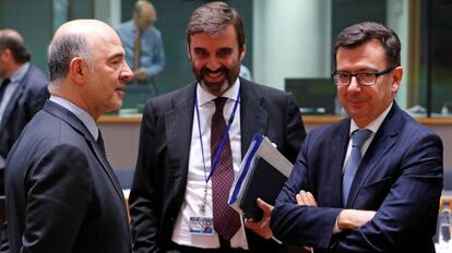 Moscovici, a la izquierda, y Escolano, derecha, en la reunión del Ecofin en Bruselas.