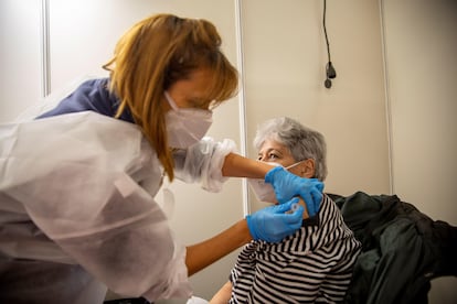 Vacunación de una mujer contra la gripe este martes en Vitoria.