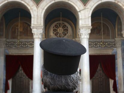 Un pope ante la catedral metropolitana de Atenas.