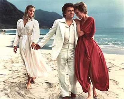 Dudley Moore, con Bo Derek (izquierda) y Julie Andrews, durante el rodaje de <i>10, la mujer perfecta,</i> de Blake Edwards.