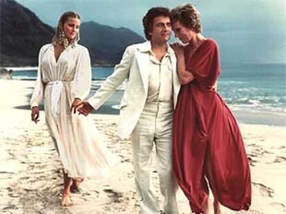 Dudley Moore, con Bo Derek (izquierda) y Julie Andrews, durante el rodaje de <i>10, la mujer perfecta,</i> de Blake Edwards.