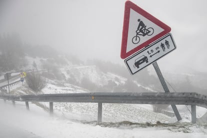 Niebla densa en O Cebreiro (Lugo) el martes, tras el paso este lunes de la borrasca Gérard.