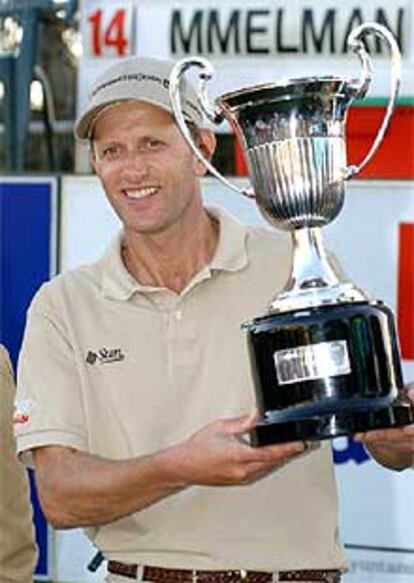 OPEN DE MADRID: el golfista Steen Tinning, con su trofeo.