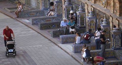 Lectores en la recuperada biblioteca al aire libre de la Plaza de España.