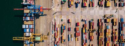 Terminal de contenedores del puerto de Valencia (España). 