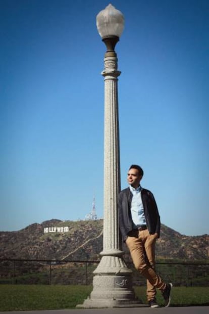 Anele Onyekwere, en el observatorio Griffith de Los Ángeles, junto a una de las farolas que aparece en 'La La Land'.