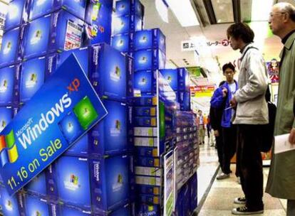 Una tienda japonesa vende el sistema operativo Windows XP, en noviembre de 2001.