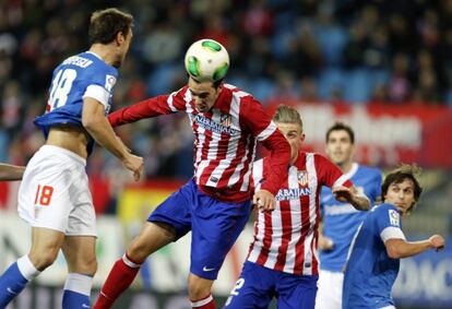 God&iacute;n cabecea ante Gurpegi para marcar.
 