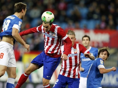 God&iacute;n cabecea ante Gurpegi para marcar.
 