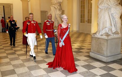 Margarita, la reina de los daneses, a su llegada a la cena de gala en la que se celebra su 75 cumpleaños. Su marido no ha asistido a causa de una gripe.