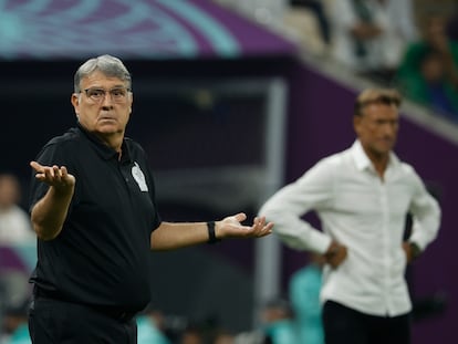 Tata Martino cuestiona al árbitro en el México-Arabia Saudí, de este miércoles.