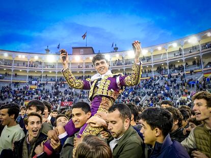 Jarocho, a hombros tras cortar las dos orejas al sexto de la tarde.