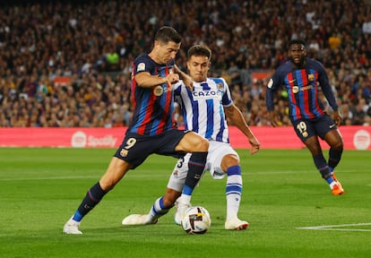 Robert Lewandowski durante el partido de la Liga entre el Barcelona y la Real Sociedad, en el Camp Nou este sábado.