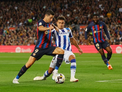 Robert Lewandowski durante el partido de la Liga entre el Barcelona y la Real Sociedad, en el Camp Nou este sábado.