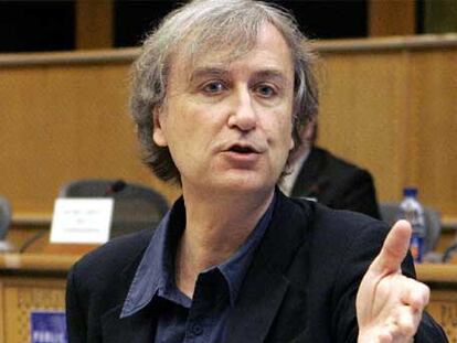 Plantu, dibujante de <i>Le Monde,</i> interviene ayer en el Parlamento Europeo.