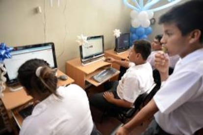 Unos estudiantes participan en la inauguración de una biblioteca virtual donada por la empresa Telefónica del Perú, la primera en la ciudad de Yurimaguas en la región Loreto (noreste de Perú).