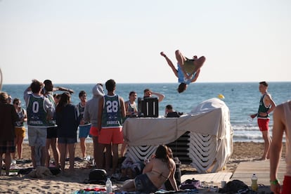 Estudiants brit&agrave;nics a la platja.