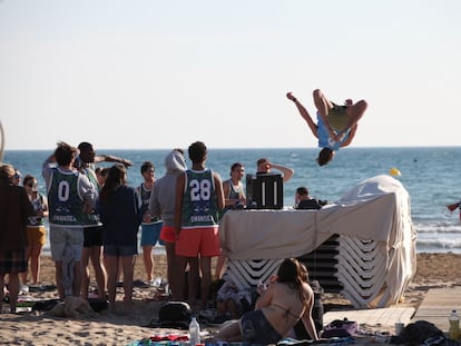 Estudiantes británicos en la playa.