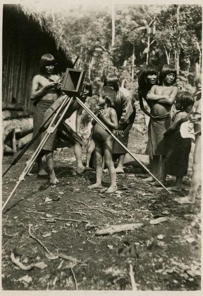 Indígenas Shuar-Achuar alrededor de la cámara de fotos.