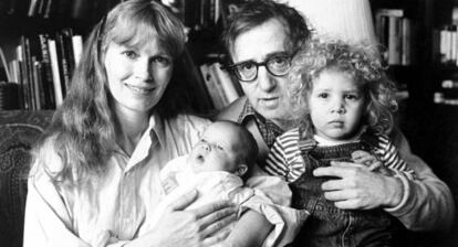 Mia Farrow y Woody Allen con Ronan -el bebé- y Dylan.