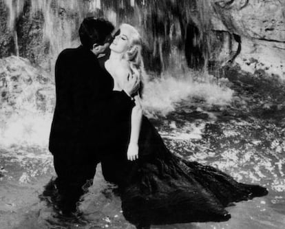 Fotograma de &#039;La dolce vita&#039; con Marcello Mastroianni y Anita Ekberg en La Fontana de Trevi.