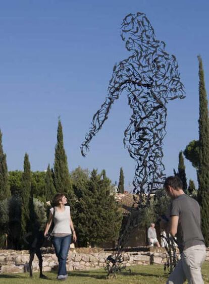 Escultura de Ben David junto al yacimiento de Cerro da Vila