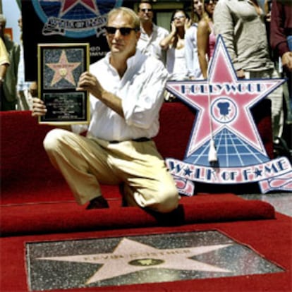 Kevin Costner muestra su estrella en el paseo de la fama de Hollywood.