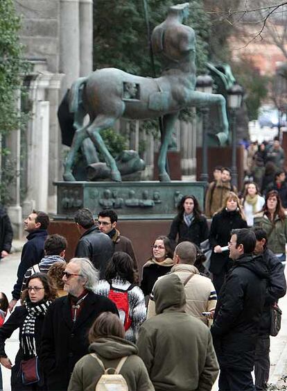 El escultor polaco estudió en la Escuela de Arte y la Academia de Arte de Cracovia y, tras pasar un año en México, cambió la pintura por la escultura. otro viaje a Carrara le descubre el mármol, que convierte en su material principal, sin dejar de trabajar en terracota y bronce. Su estilo parte de la tradición clásica pero introduce un toque postmoderno.