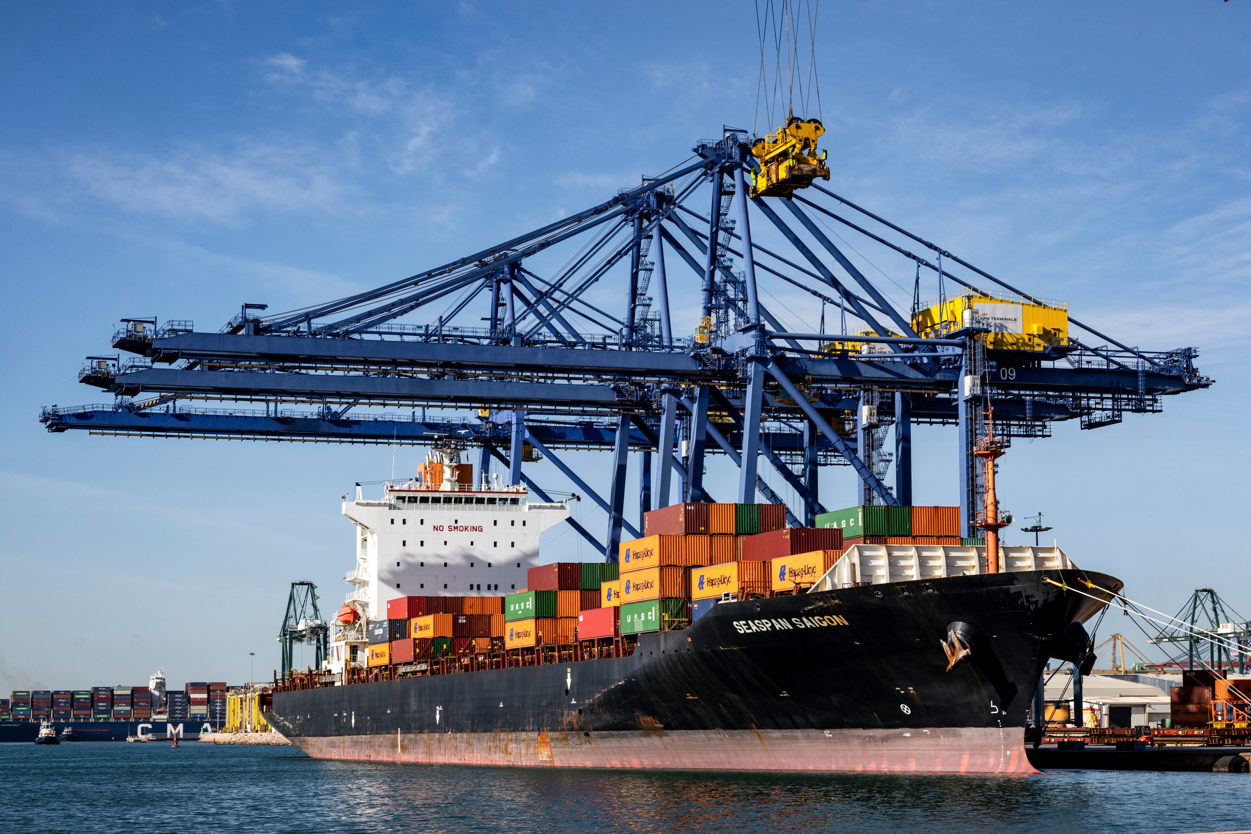 Un barco descarga contenedores este viernes en el Puerto de Valencia.