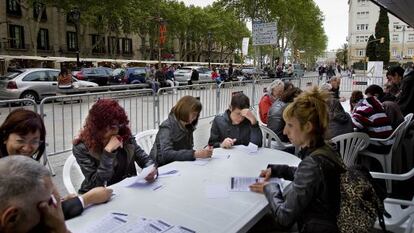 Algunos de los participantes de la consulta, ayer, en La Rambla de santa Mònica.