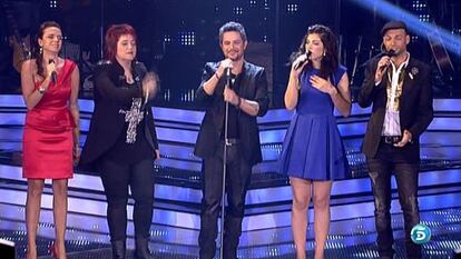 Alejandro Sanz canta junto a algunos de los concursantes en un momento de semifinal de 'La Voz'.