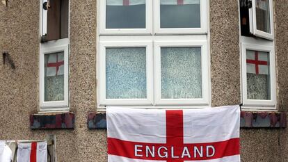 Banderas con la cruz de San Jorge en una casa de Redcar, al noreste de Inglaterra.