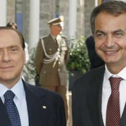 El primer ministro italiano, Silvio Berlusconi (izda), saluda al presidente del Gobierno español, José Luis Rodríguez Zapatero, al inicio de la cumbre bilateral de ambos países, en la que se analizan la inmigración y la próxima cumbre del G-20, entre otros asuntos, hoy en La Maddalena