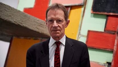 Nicholas Serota posa frente a la obra 'Untitled: upturnedhouse 2' del artista Phyllida Barlow en el Tate Modern de Londres.