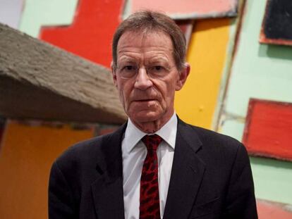 Nicholas Serota posa frente a la obra 'Untitled: upturnedhouse 2' del artista Phyllida Barlow en el Tate Modern de Londres.