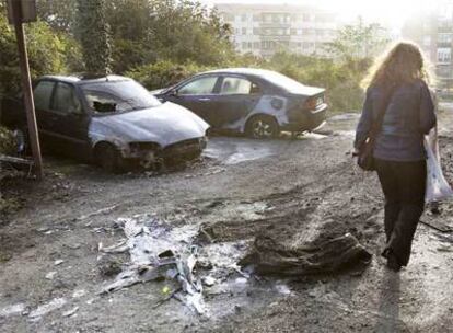 Estado en que quedaron dos vehículos aparcados al lado del coche incendiado.