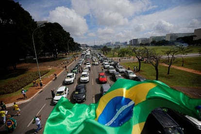 Apoiadores do presidente Jair Bolsonaro participam de uma carreata para protestar contra o presidente da Câmara dos Deputados Rodrigo Maia, o Supremo Tribunal Federal, e as medidas de quarentena e distanciamento social, em meio ao surto da covid-19.