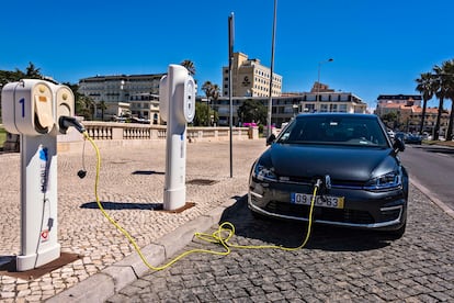 Un coche eléctrico, durante una recarga en Estoril.