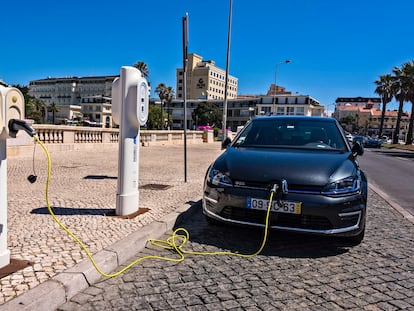 Un coche eléctrico, durante una recarga en Estoril.