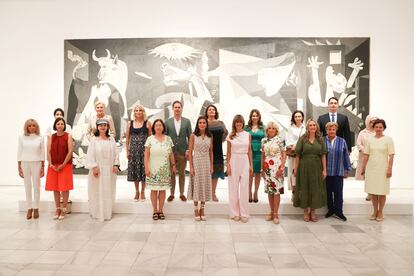 La reina Letizia y la mujer del presidente del Gobierno, Begoña Gómez, posan con el resto de los acompañantes de los mandatarios que asisten a la cumbre de la OTAN junto al 'Guernica' de Picasso, en su visita al Museo Nacional de Arte Reina Sofía.