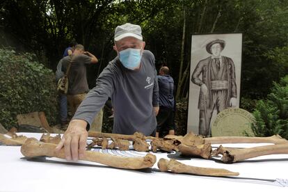 El forense Francisco Etxeberria manipula los restos óseos de Mikel Joakin Eleicegi, el gigante de Altzo, descubiertos en el cementerio del pueblo.