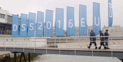 Banderas con el logotipo de San Sebastián 2016, en el puerto de la ciudad.