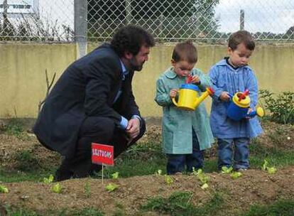 Quintana, en una visita a una guardería de Oroso el pasado mes de mayo.